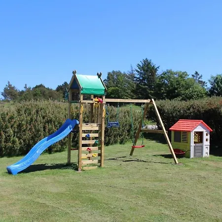 In With 4 Bedrooms And Internet Holiday home *