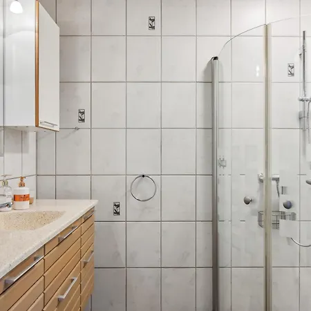 In With 4 Bedrooms And Internet Holiday home *